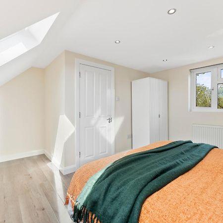 Stylish Wembley Gem - Parking -Sleeps 14 London Kültér fotó