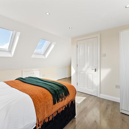 Stylish Wembley Gem - Parking -Sleeps 14 London Kültér fotó