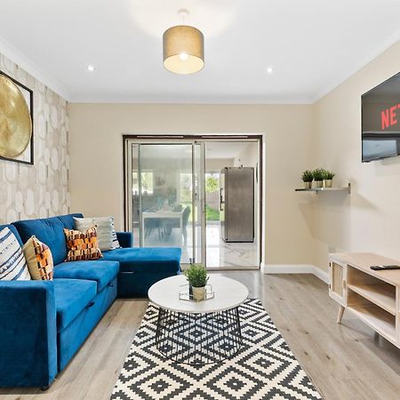 Stylish Wembley Gem - Parking -Sleeps 14 London Kültér fotó