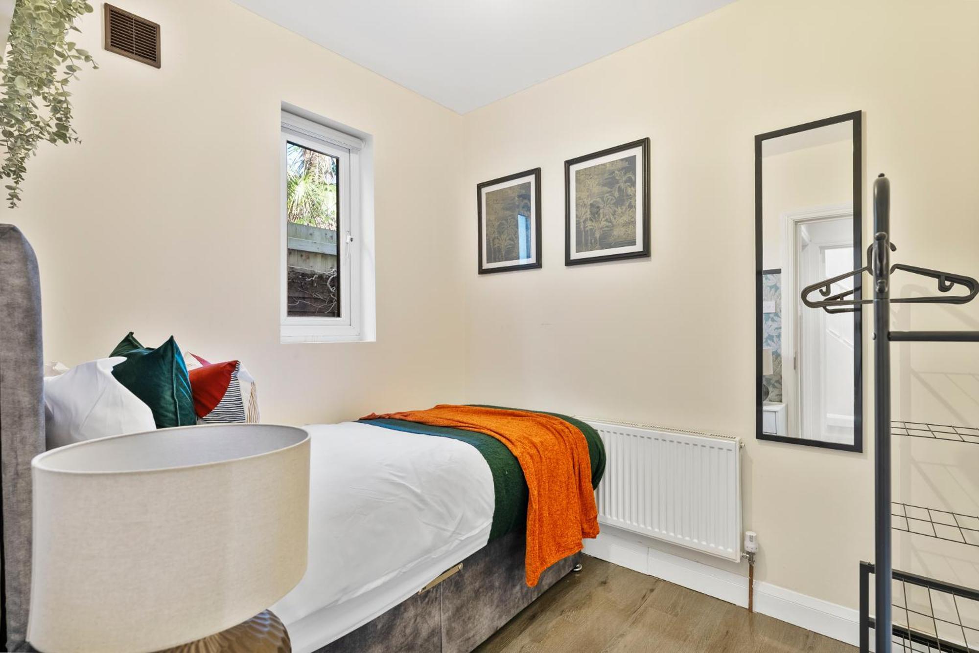 Stylish Wembley Gem - Parking -Sleeps 14 London Kültér fotó