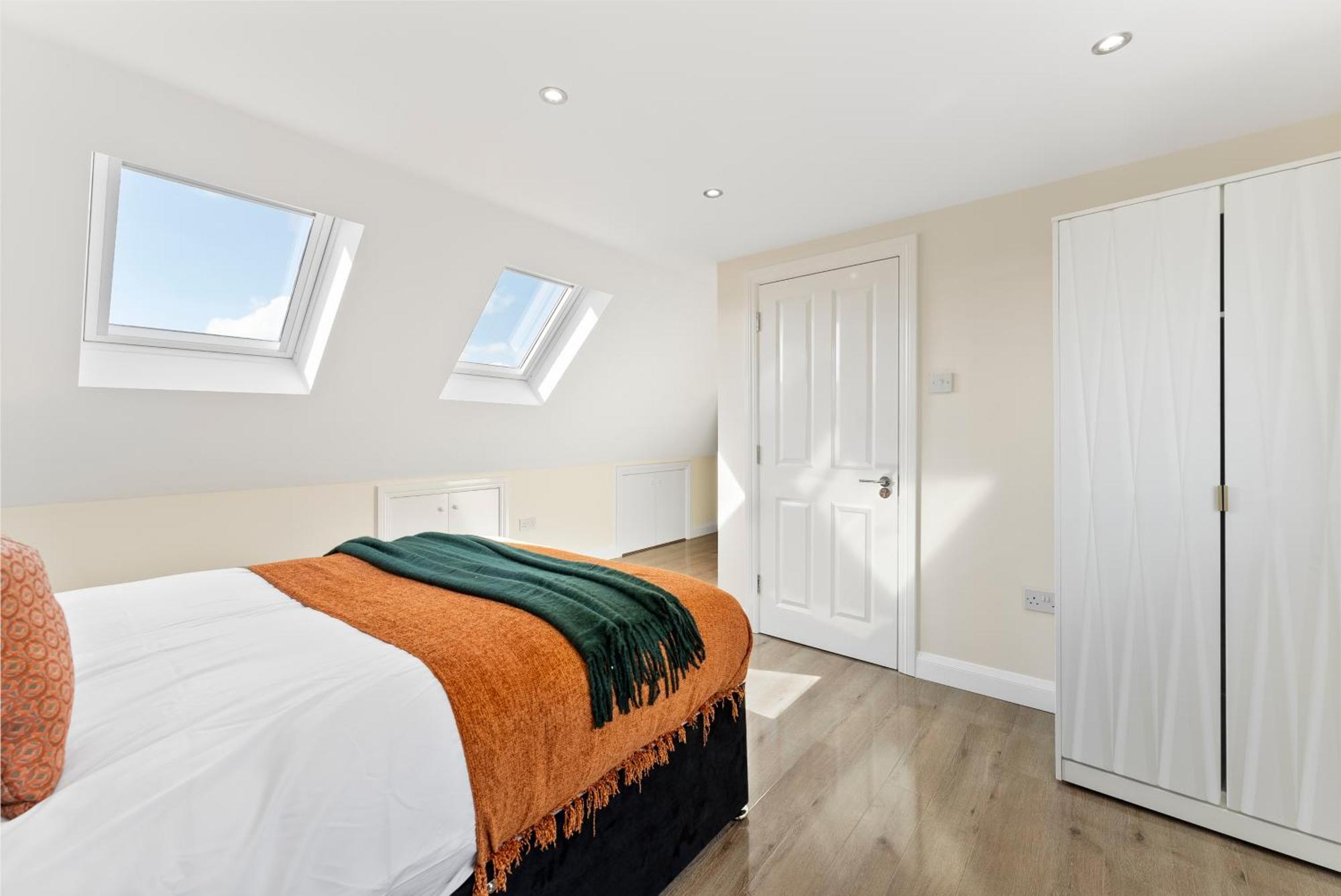 Stylish Wembley Gem - Parking -Sleeps 14 London Kültér fotó