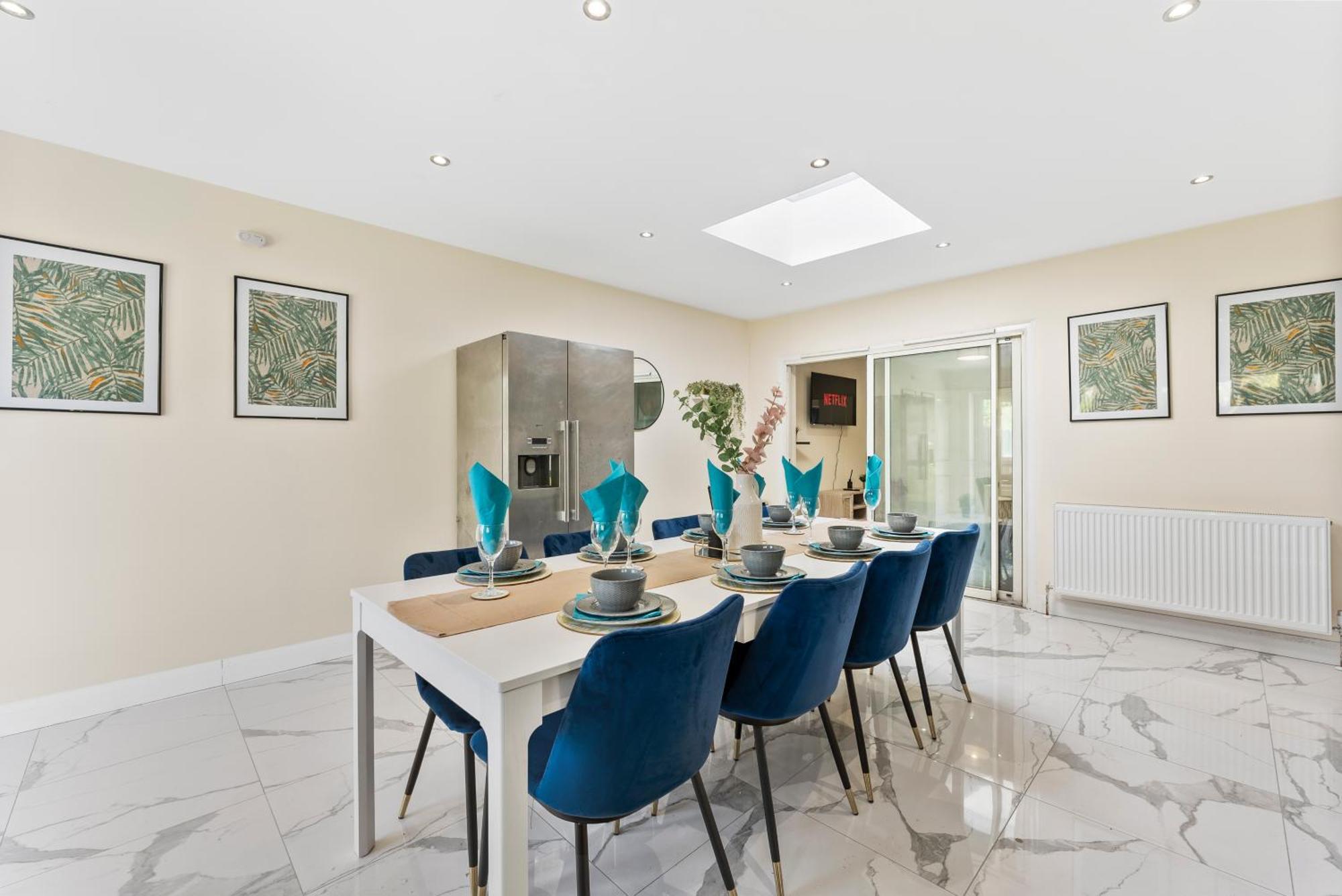 Stylish Wembley Gem - Parking -Sleeps 14 London Kültér fotó