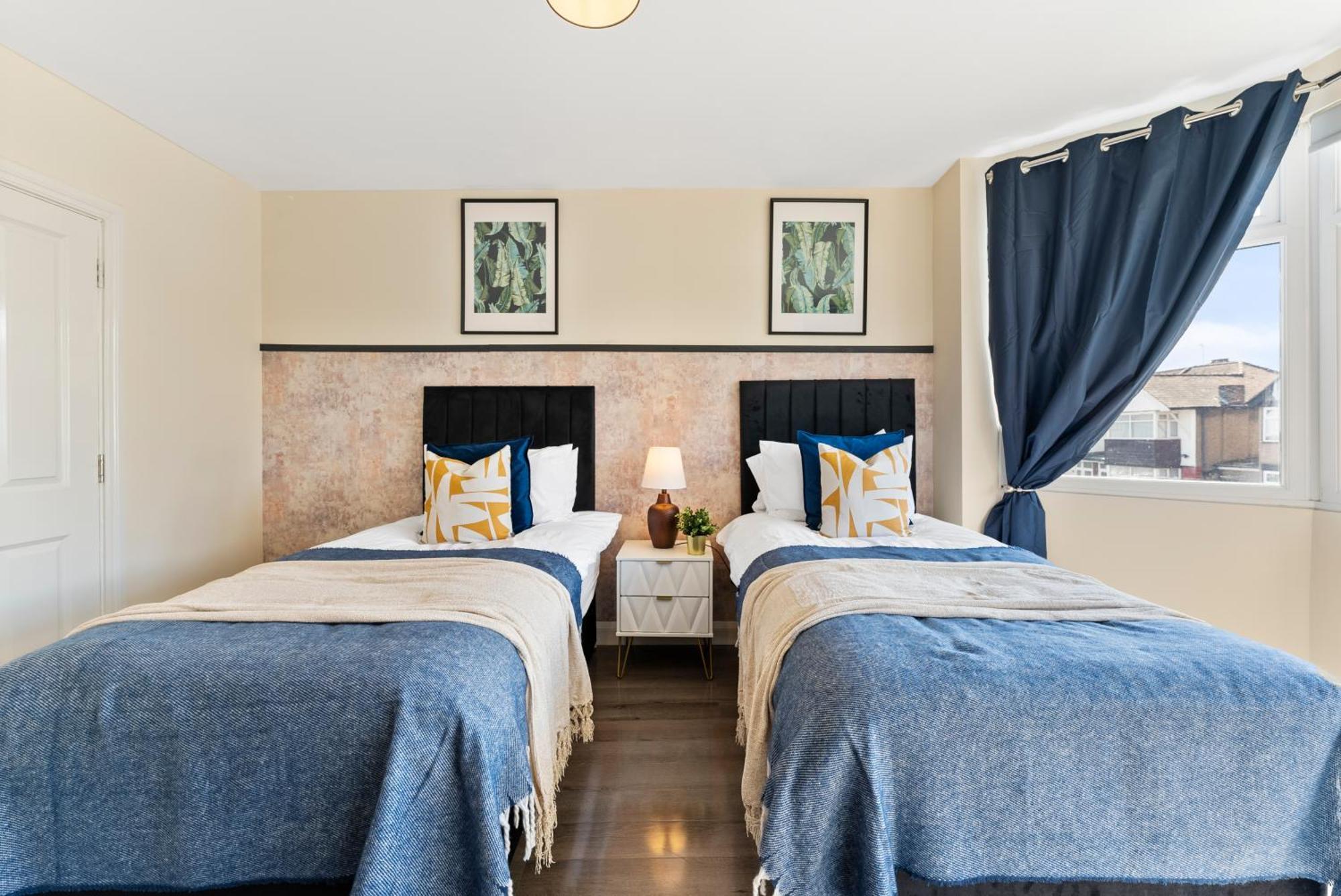 Stylish Wembley Gem - Parking -Sleeps 14 London Kültér fotó