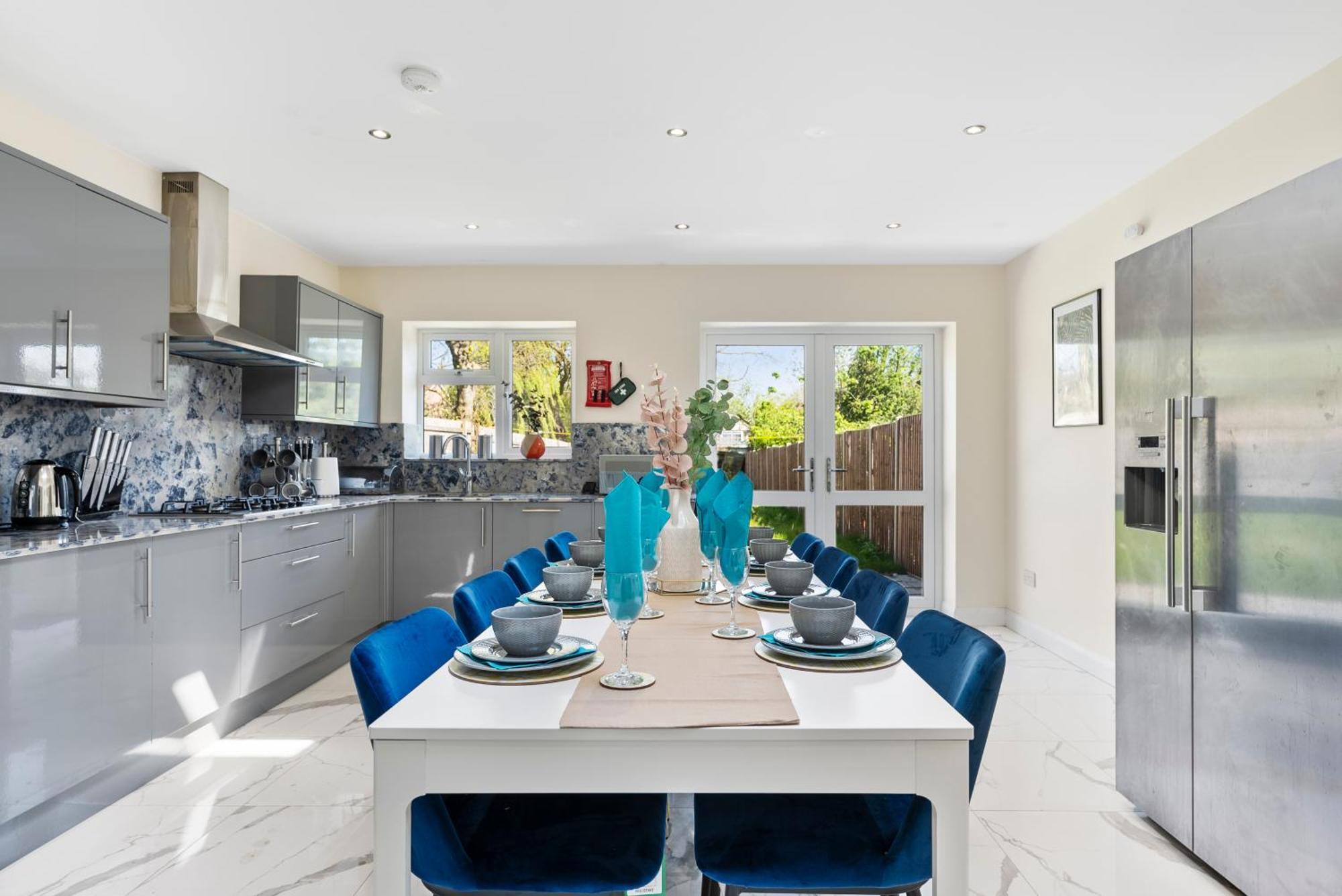 Stylish Wembley Gem - Parking -Sleeps 14 London Kültér fotó