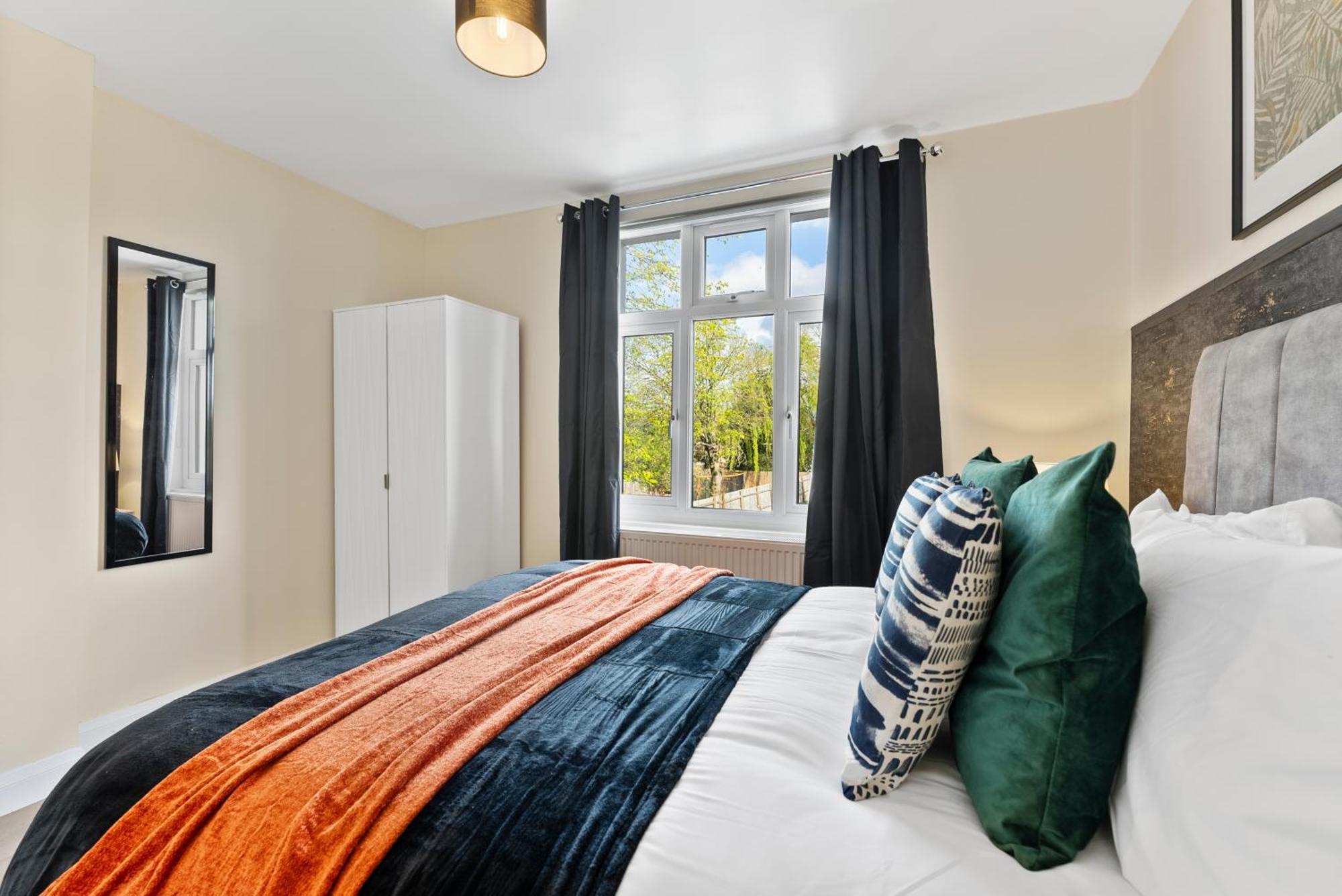 Stylish Wembley Gem - Parking -Sleeps 14 London Kültér fotó