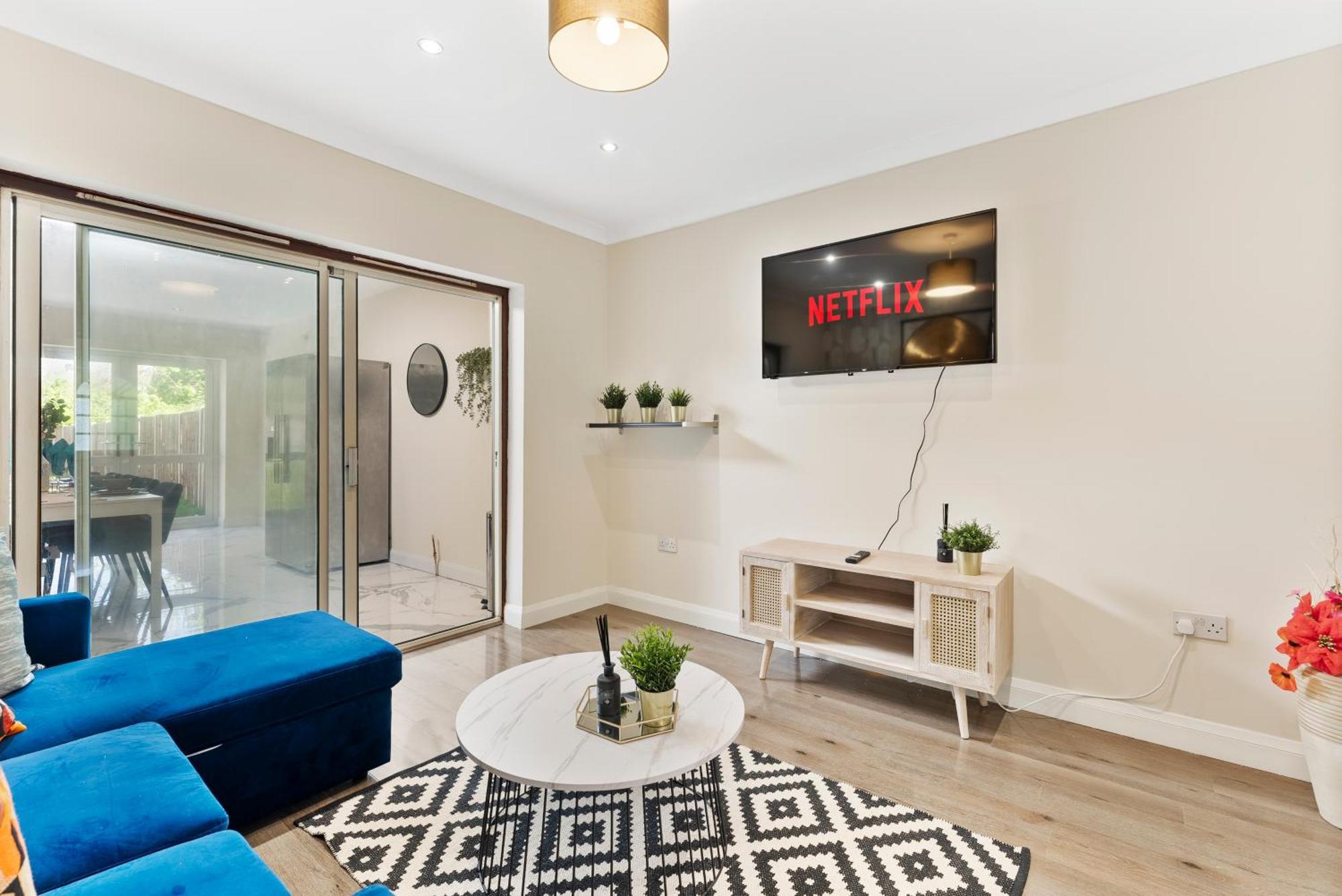Stylish Wembley Gem - Parking -Sleeps 14 London Kültér fotó