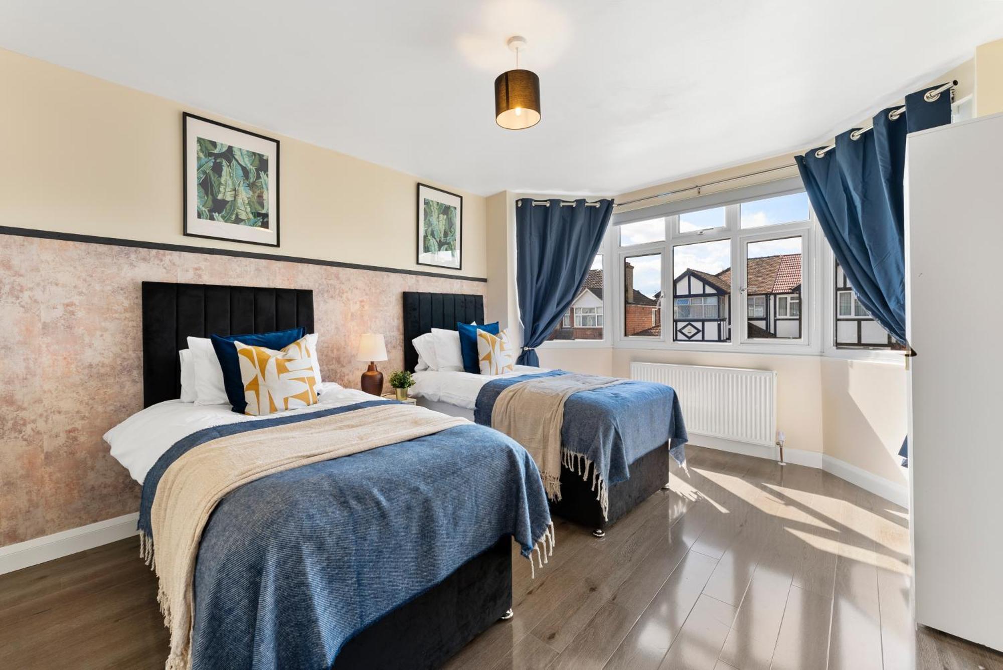 Stylish Wembley Gem - Parking -Sleeps 14 London Kültér fotó