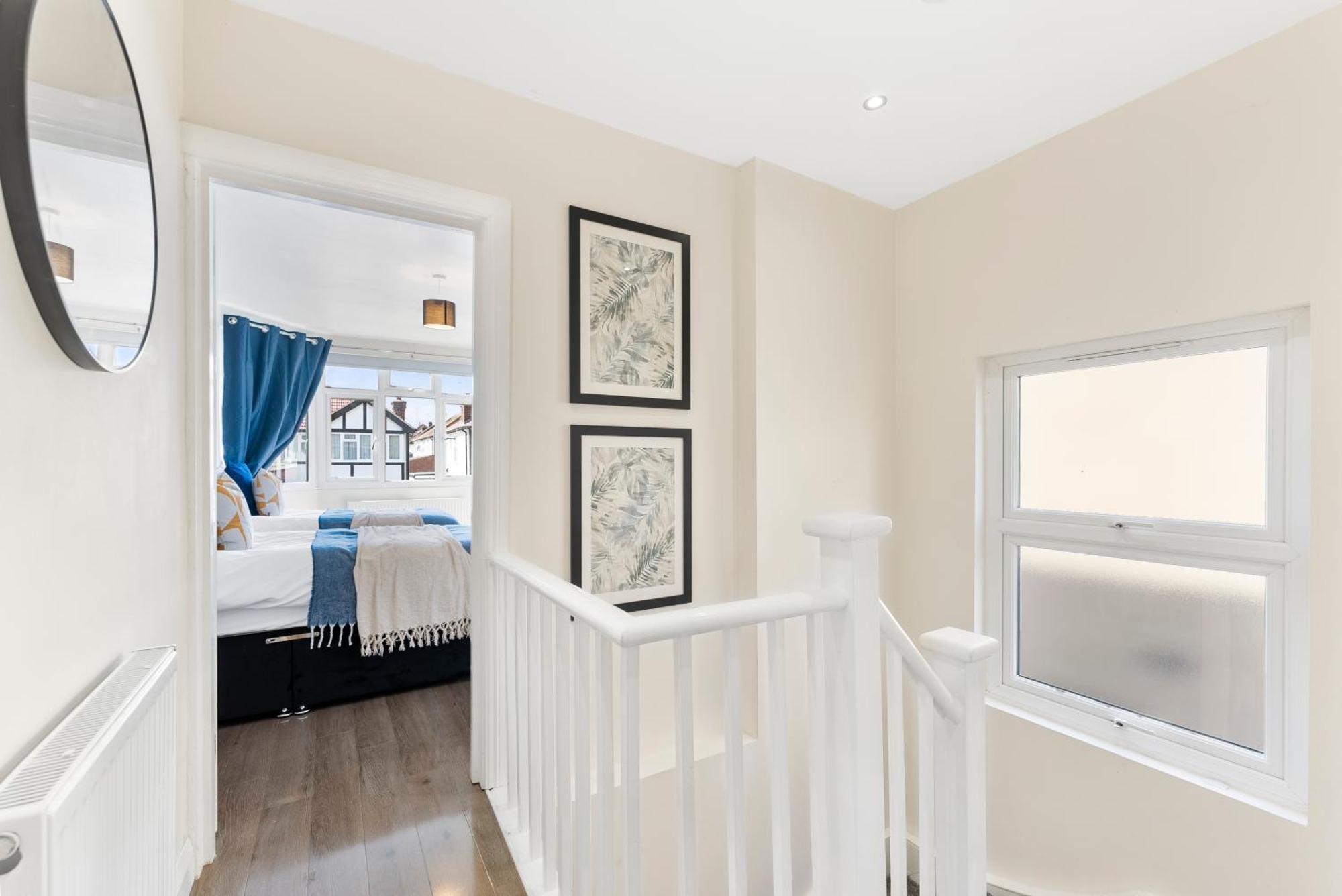 Stylish Wembley Gem - Parking -Sleeps 14 London Kültér fotó