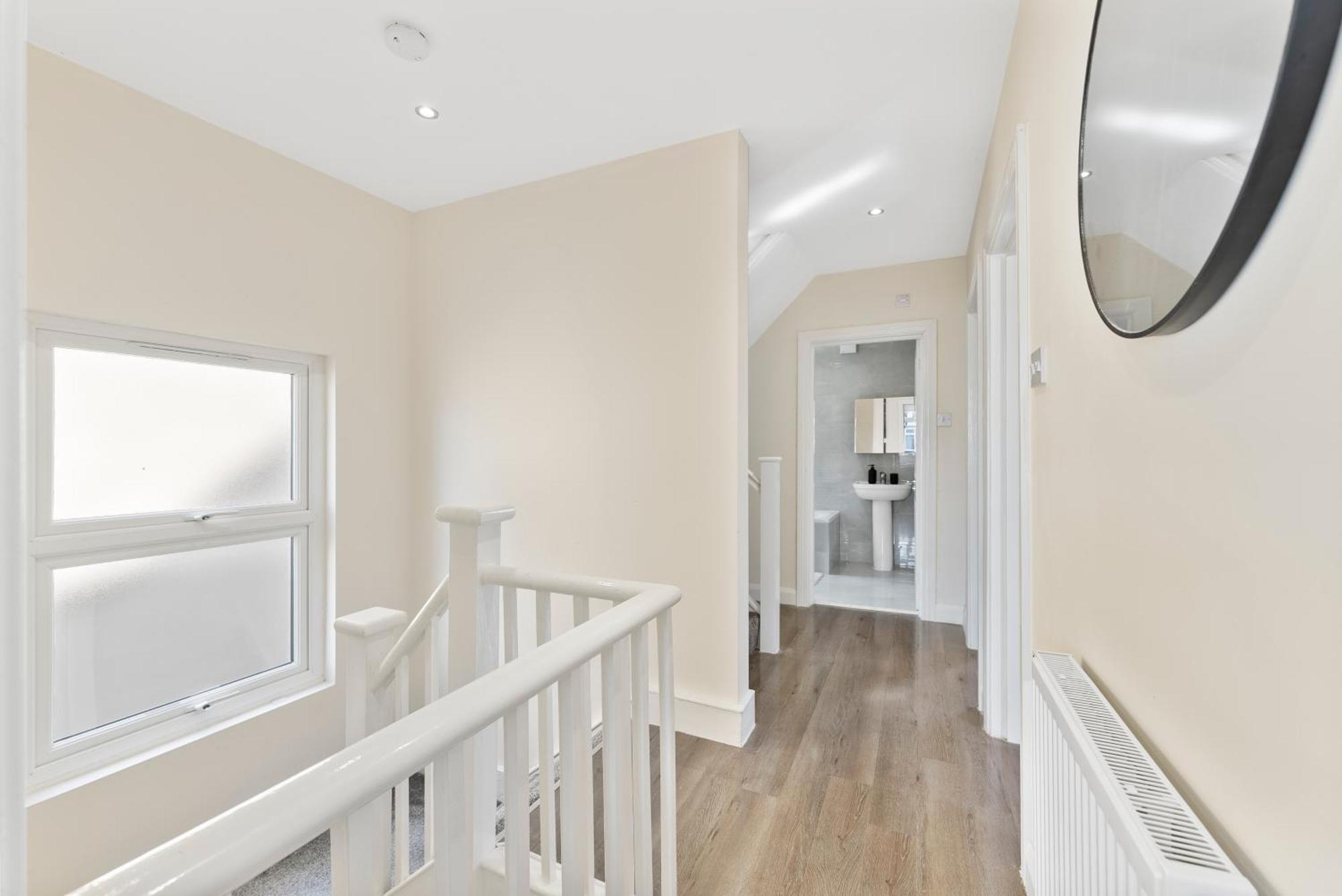 Stylish Wembley Gem - Parking -Sleeps 14 London Kültér fotó