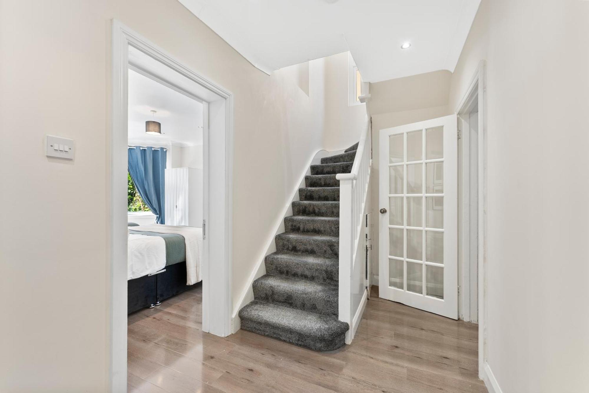 Stylish Wembley Gem - Parking -Sleeps 14 London Kültér fotó