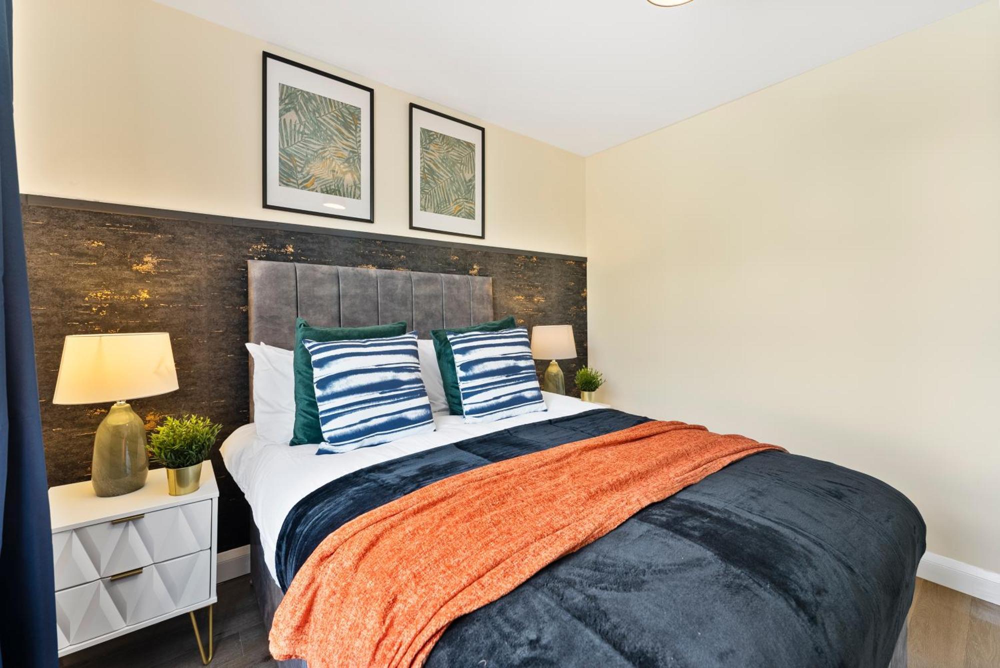 Stylish Wembley Gem - Parking -Sleeps 14 London Kültér fotó