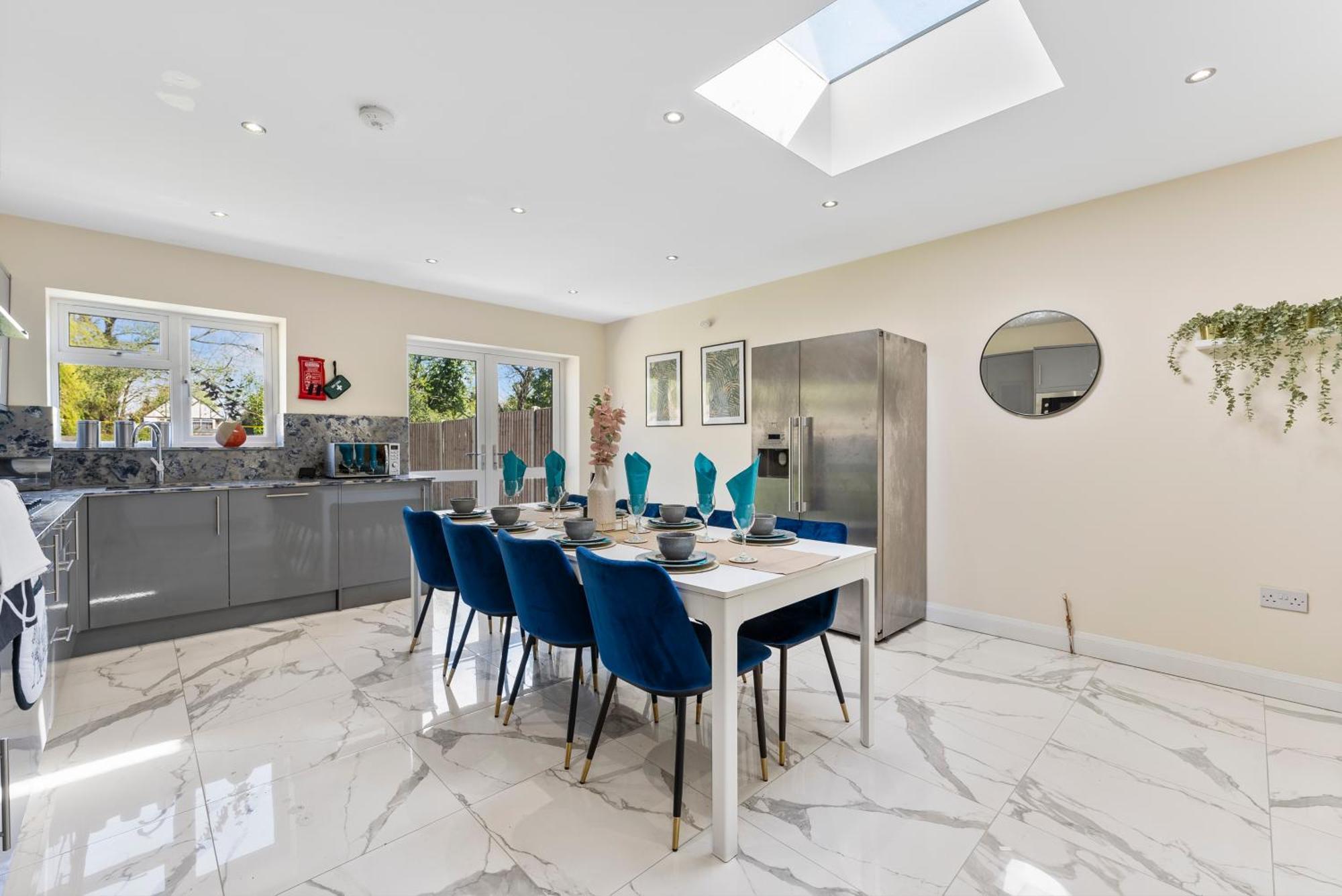Stylish Wembley Gem - Parking -Sleeps 14 London Kültér fotó