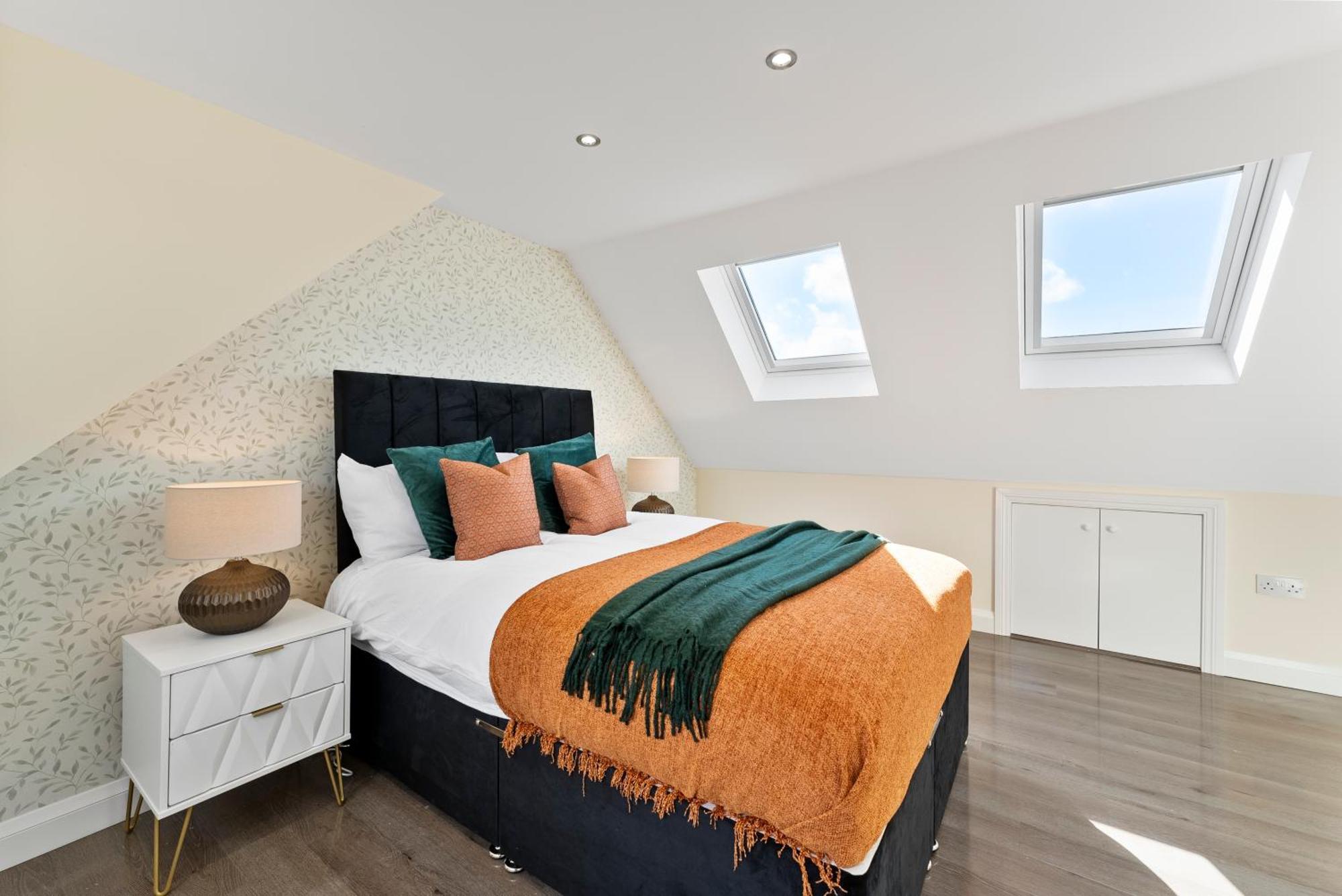 Stylish Wembley Gem - Parking -Sleeps 14 London Kültér fotó