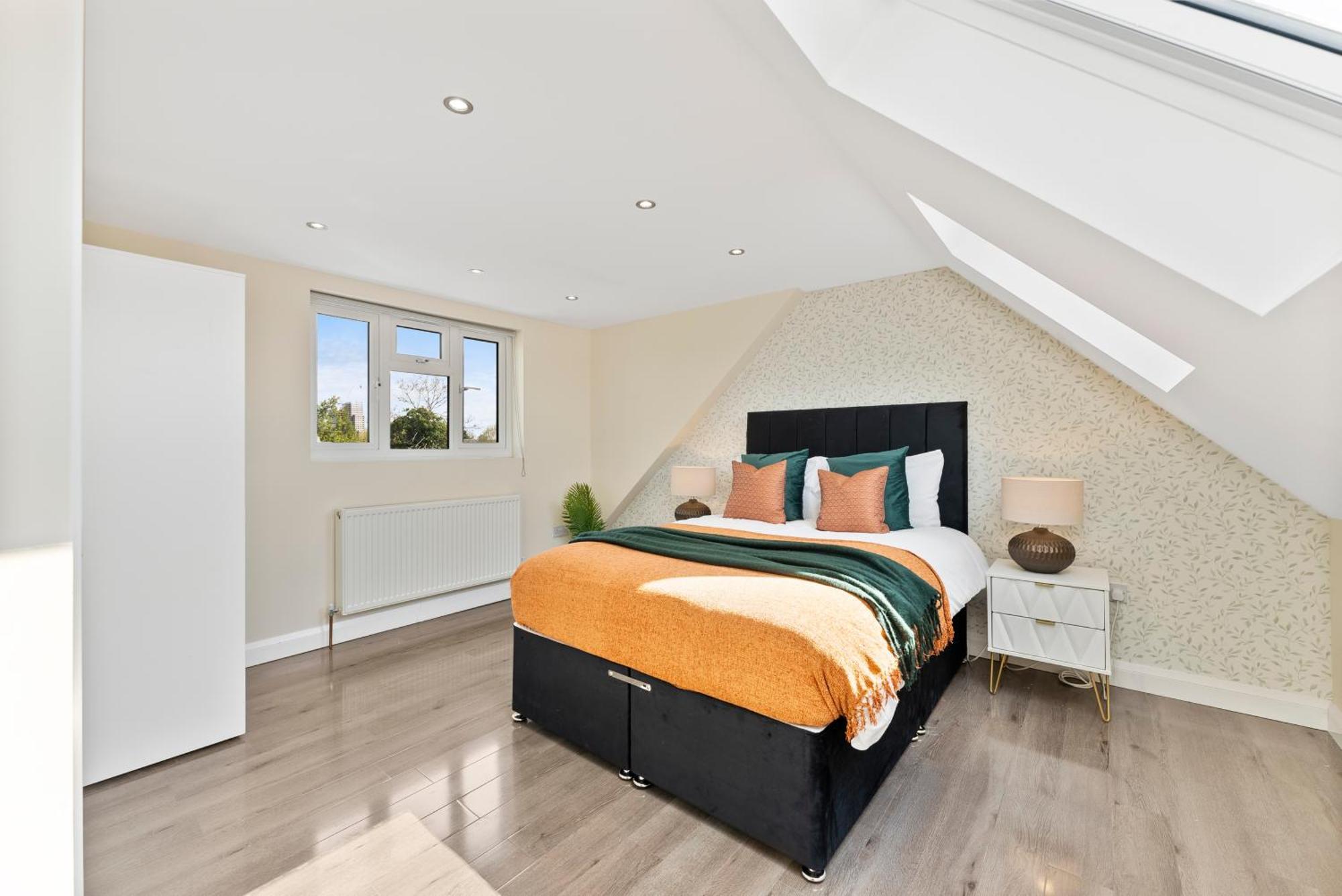 Stylish Wembley Gem - Parking -Sleeps 14 London Kültér fotó