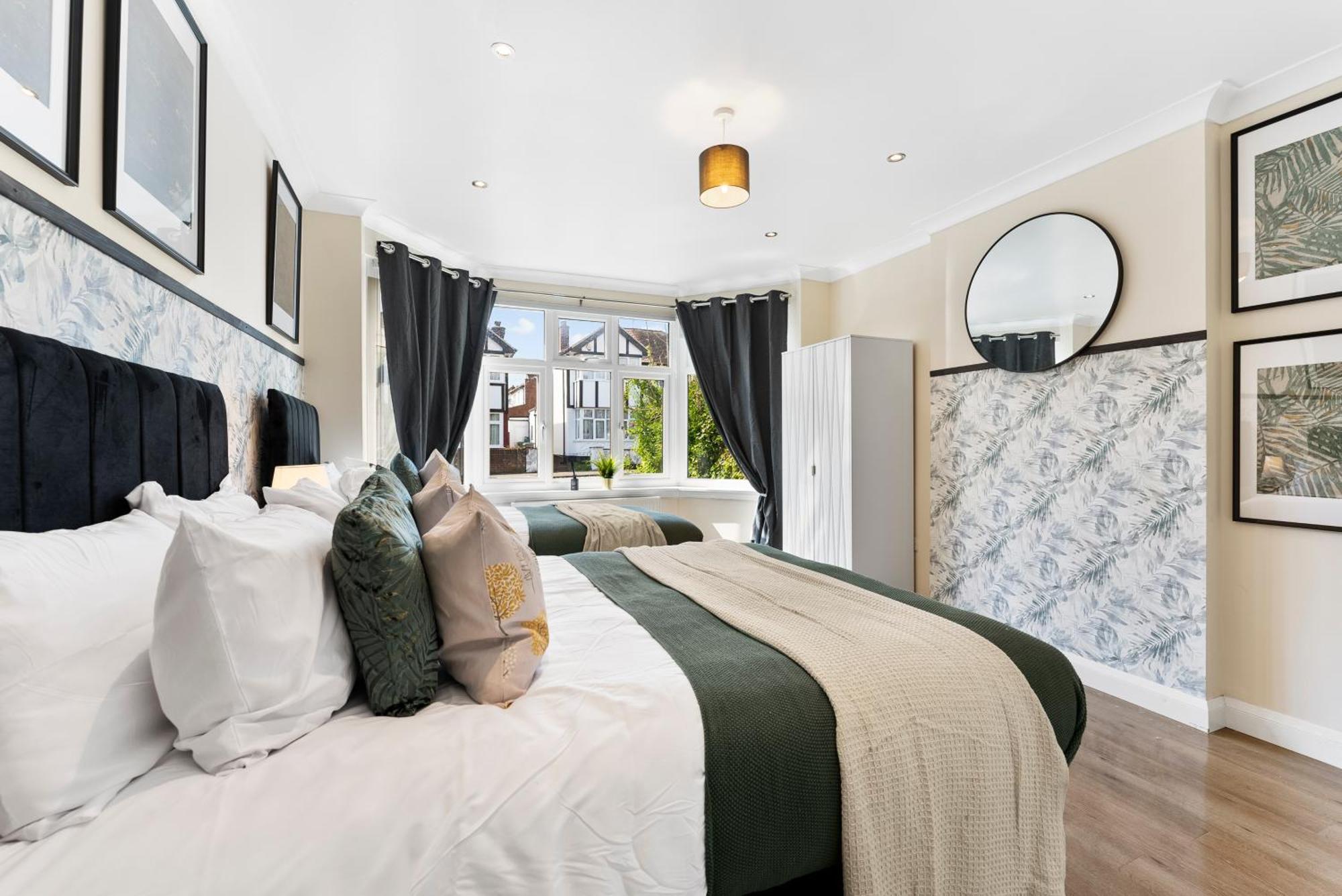 Stylish Wembley Gem - Parking -Sleeps 14 London Kültér fotó