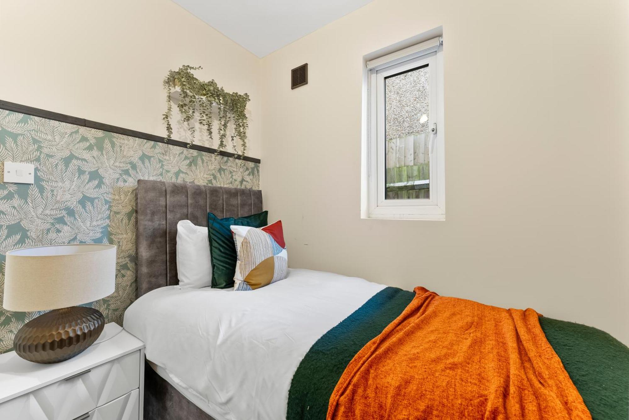 Stylish Wembley Gem - Parking -Sleeps 14 London Kültér fotó